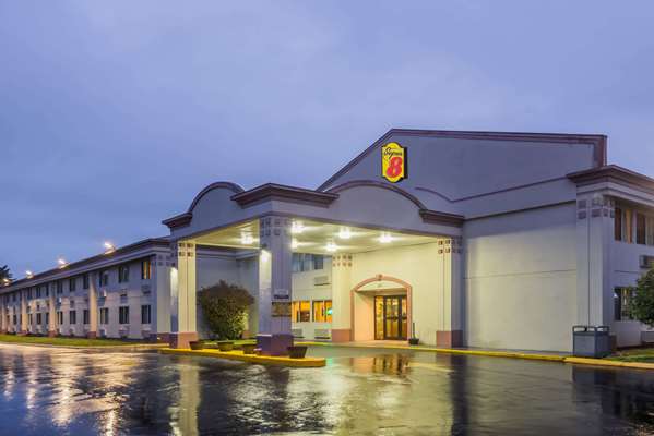 Super 8 by Wyndham Hartford in Hartford, Connecticut, United States
