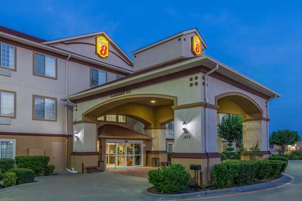 Super 8 by Wyndham Hillsboro TX in Hillsboro, Texas, United States