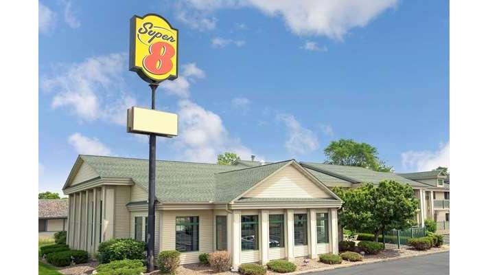 Super 8 by Wyndham Hudson in Hudson, Wisconsin, United States