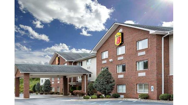 Super 8 by Wyndham Huntington WV in Huntington, West Virginia, United States