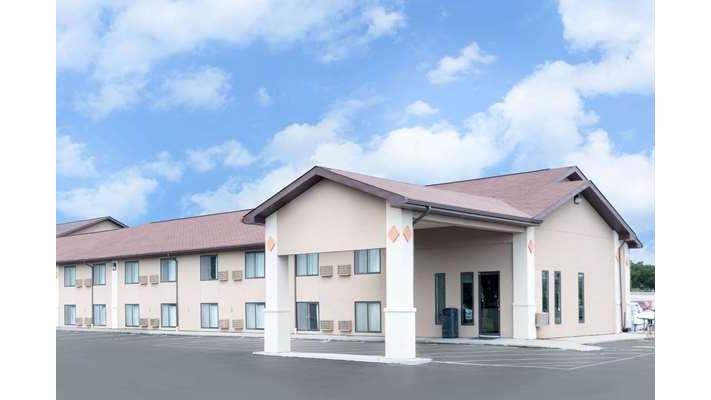 Super 8 by Wyndham Huron in Huron, South Dakota, United States