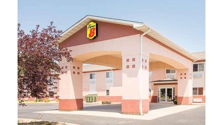Super 8 by Wyndham Iola KS in Iola, Kansas, United States