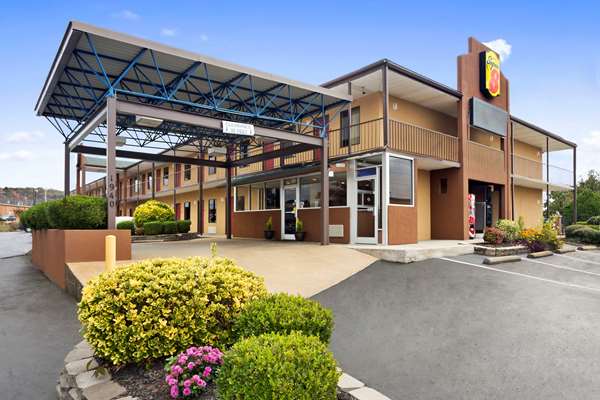 Super 8 by Wyndham Jackson in Jackson, Tennessee, United States