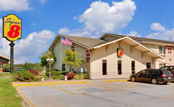 Super 8 by Wyndham Keokuk in Keokuk, Iowa, United States