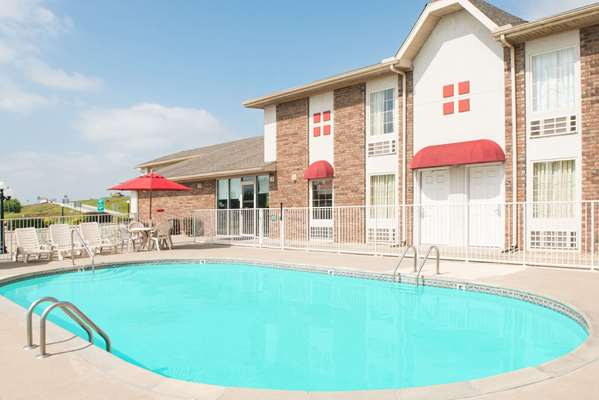 Super 8 by Wyndham Lamar in Lamar, Missouri, United States