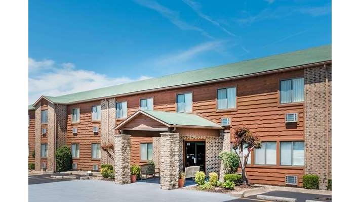 Super 8 by Wyndham Lebanon in Lebanon, Missouri, United States