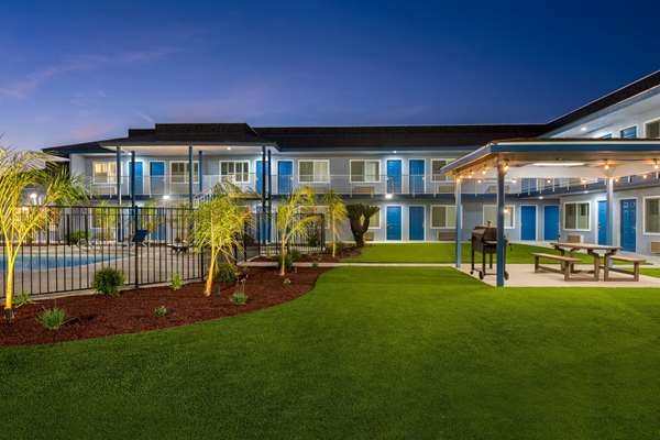 Super 8 by Wyndham Lindsay Olive Tree in Lindsay, California, United States