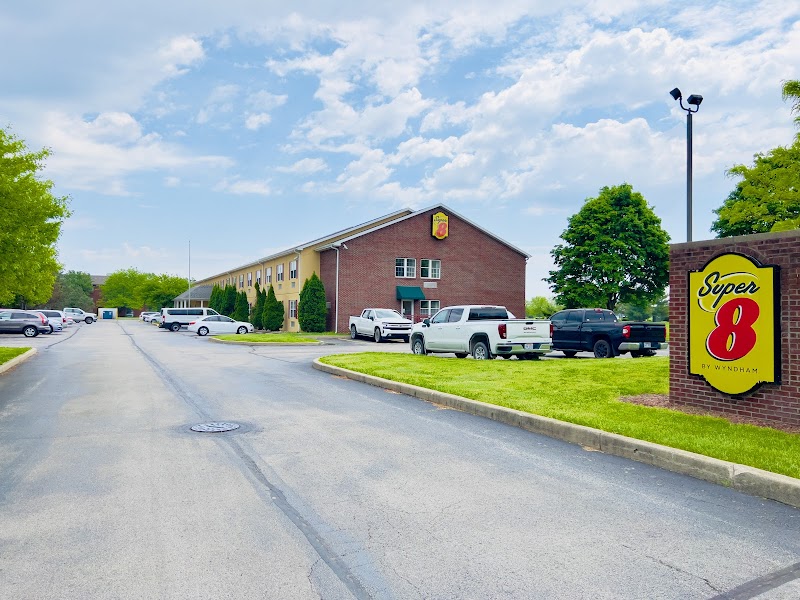 Super 8 by Wyndham Maumee Perrysburg Toledo Area in Maumee, Ohio, United States