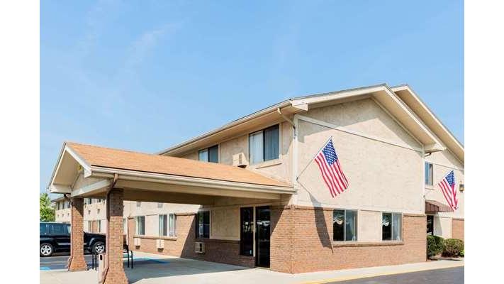Super 8 by Wyndham Middletown in Middletown, Ohio, United States