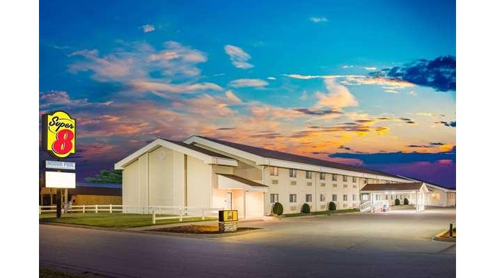 Super 8 by Wyndham Nevada in Nevada, Missouri, United States