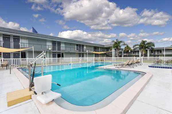 Super 8 by Wyndham Ocala I-75 in Ocala, Florida, United States