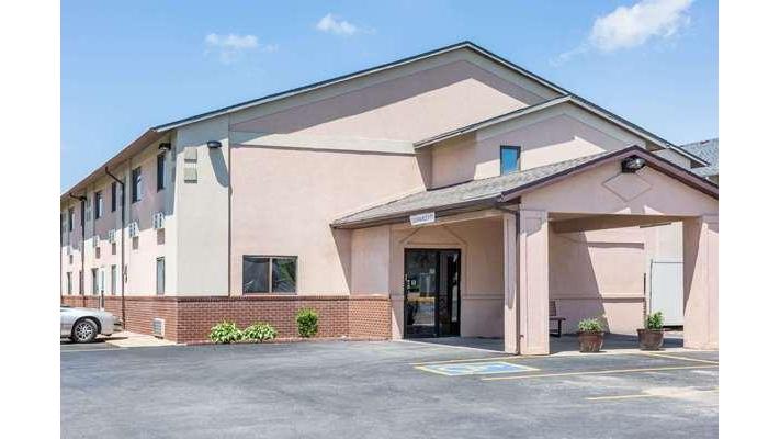 Super 8 by Wyndham Osceola IA in Osceola, Iowa, United States