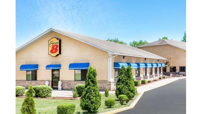 Super 8 by Wyndham Paris in Paris, Tennessee, United States