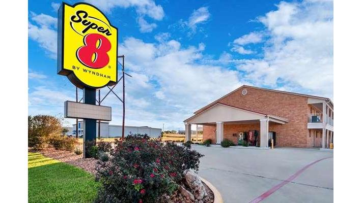 Super 8 by Wyndham Pleasanton in Pleasanton, Texas, United States