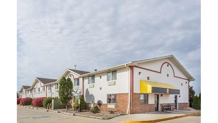 Super 8 by Wyndham Pontiac in Pontiac, Illinois, United States