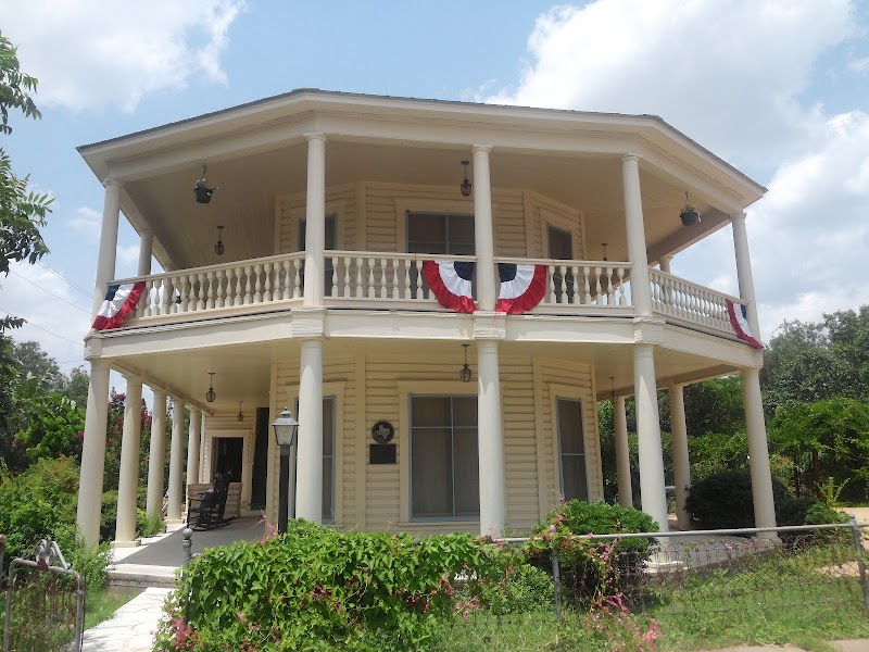 The Verandas Guest House in Burnet, Texas, United States