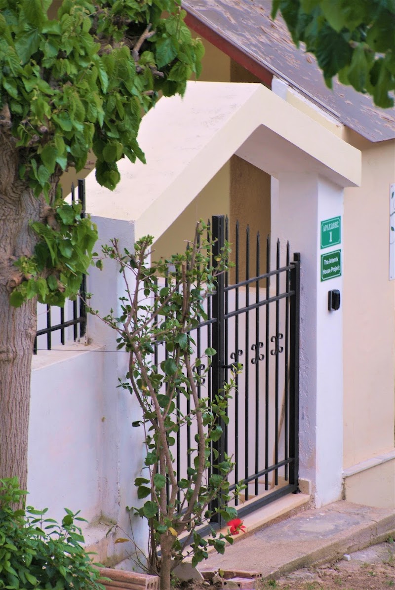 Artemis Beach House in Artemida, Greece