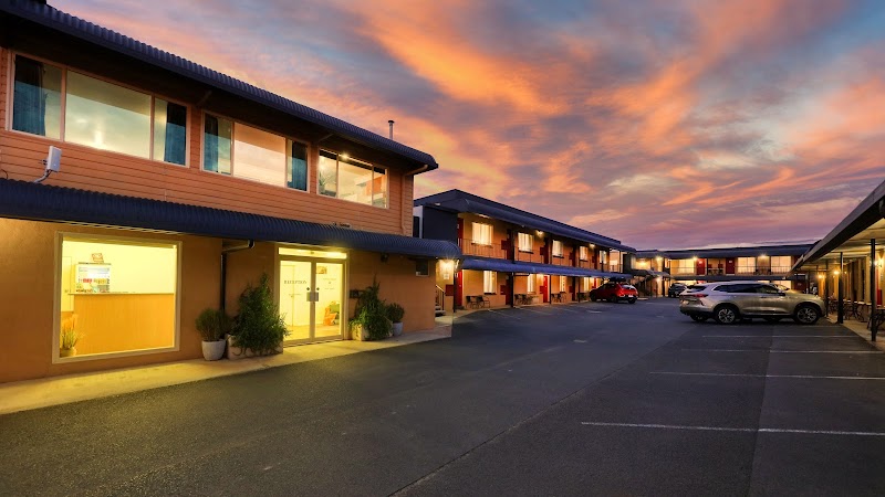 Ashton Townhouse Motel & Suites in Tumut, Australia