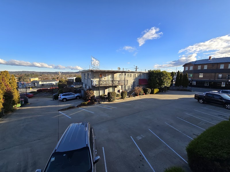 Crest Motor Inn in Queanbeyan, Australia