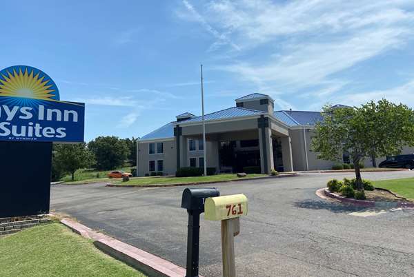 Days Inn & Suites by Wyndham Tahlequah in Tahlequah, Oklahoma, United States