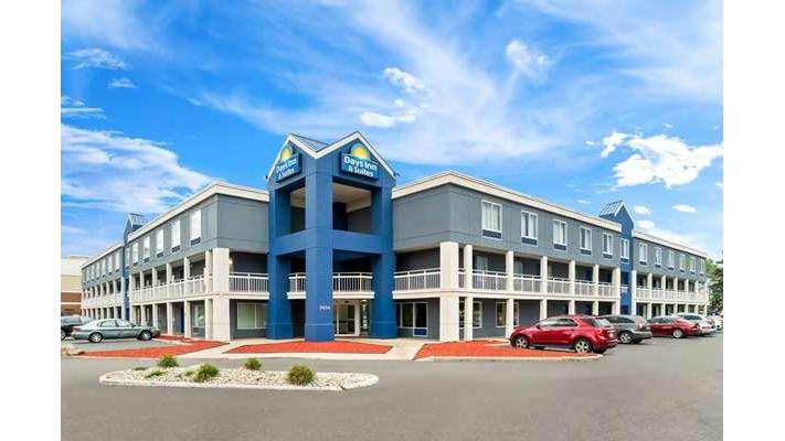 Days Inn & Suites by Wyndham Warren in Warren, Michigan, United States