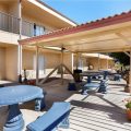 Econo Lodge Inn & Suites
