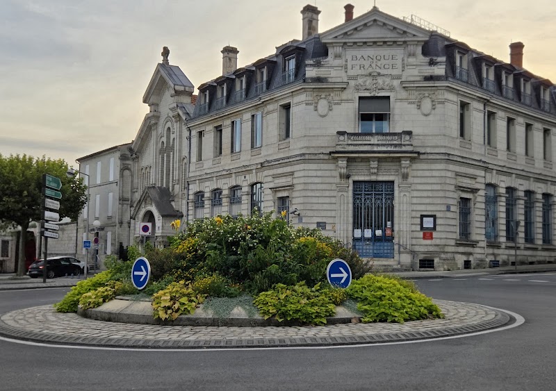 Hotel Brit Hotel Bleu Nuit in Saintes, France