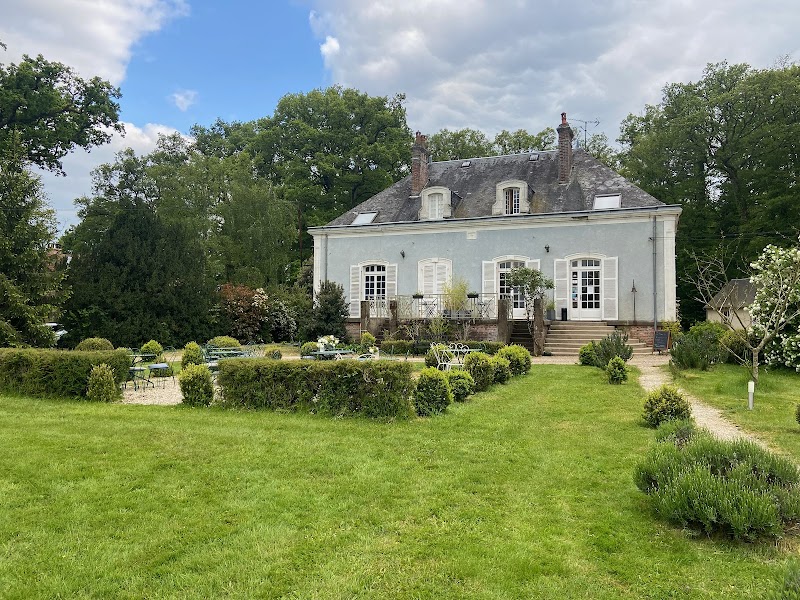 Hotel Les Grands Chênes in Saint-Fargeau, France