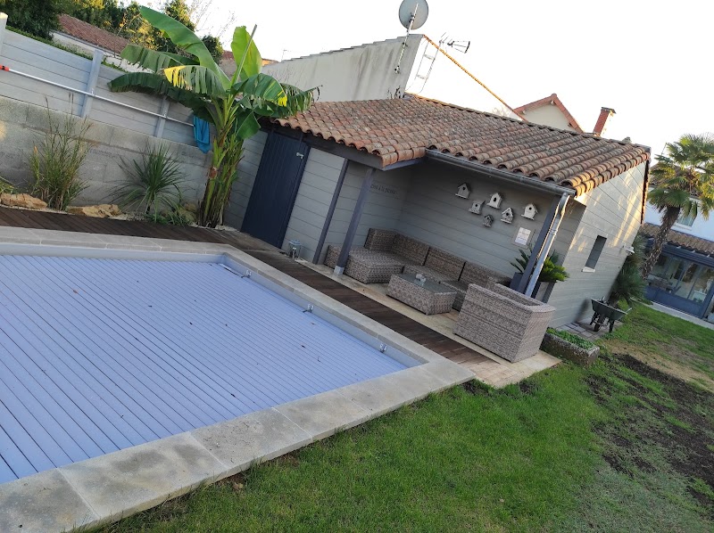 Hotel Les Persiennes in Saintes, France