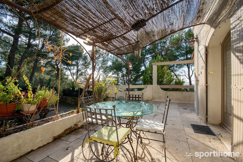 Le Mas des Roches in Velaux, France