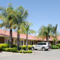 Pines Country Club Motor Inn