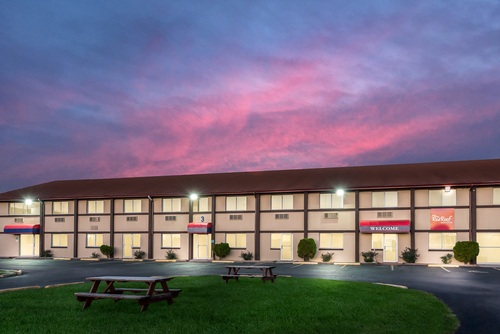Red Roof Inn & Suites Wapakoneta in Wapakoneta, Ohio, United States