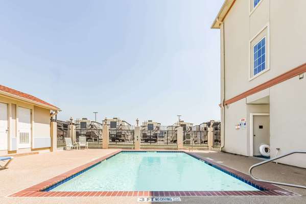 Super 8 by Wyndham Alvarado in Alvarado, Texas, United States