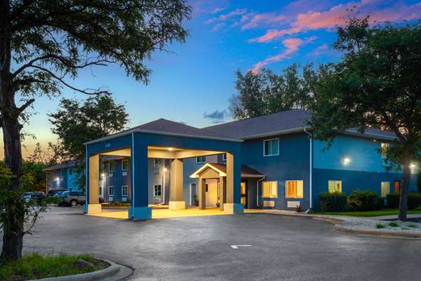 Super 8 by Wyndham McHenry in McHenry, Illinois, United States