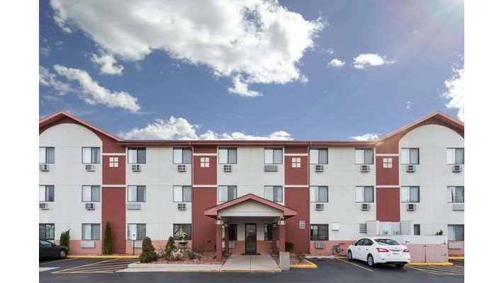 Super 8 by Wyndham Mundelein/Libertyville Area in Mundelein, Illinois, United States