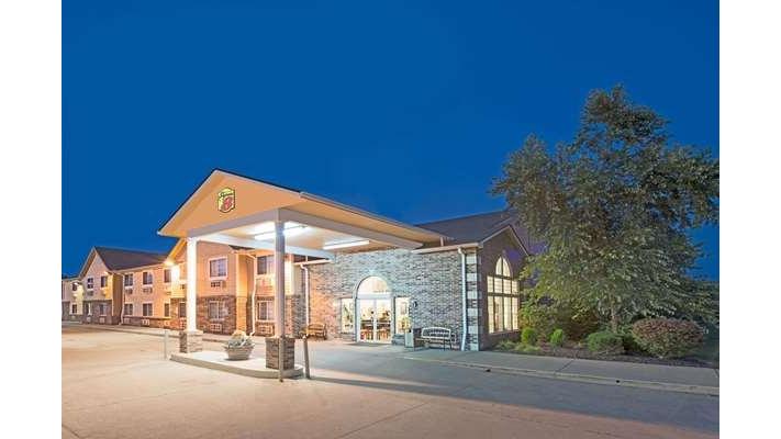 Super 8 by Wyndham Richmond in Richmond, Missouri, United States