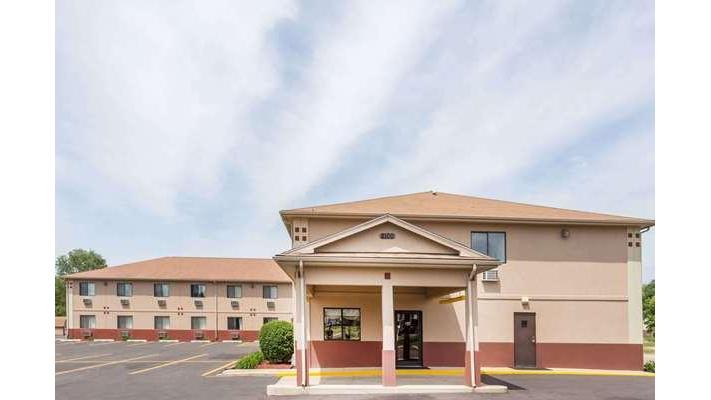Super 8 by Wyndham Rock Falls Sterling Area in Sterling, Illinois, United States