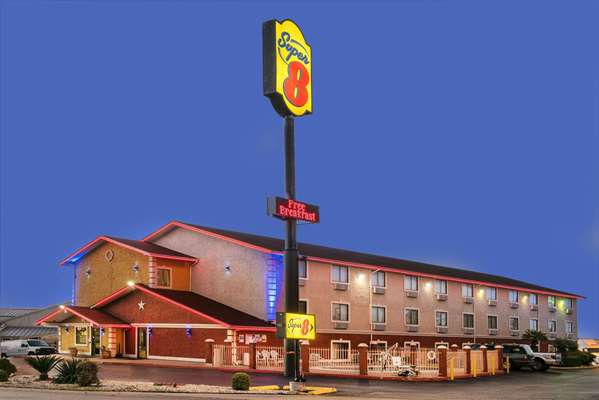 Super 8 by Wyndham San Antonio/I-35 North in Converse, Texas, United States