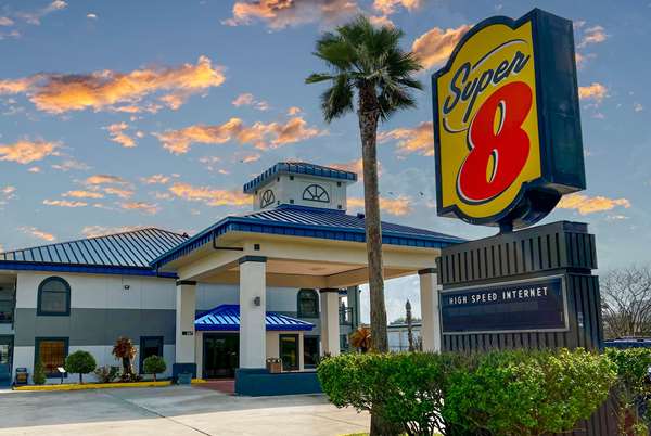 Super 8 by Wyndham Sealy in Sealy, Texas, United States