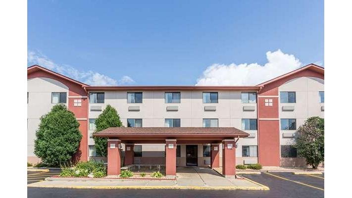 Super 8 by Wyndham St. Charles in St. Charles, Illinois, United States