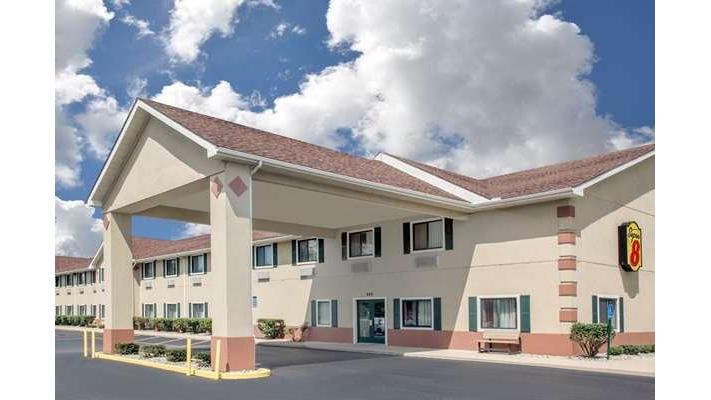 Super 8 by Wyndham Three Rivers in Three Rivers, Michigan, United States