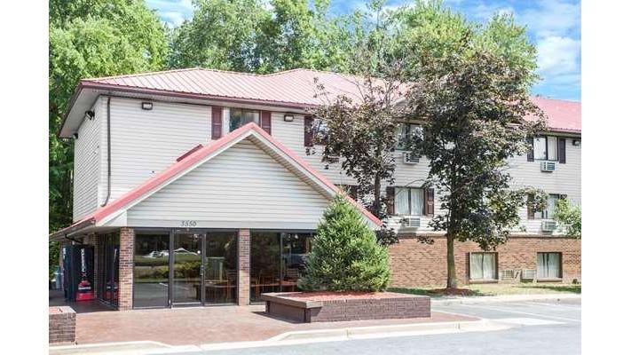 Super 8 by Wyndham Waldorf in Waldorf, Maryland, United States