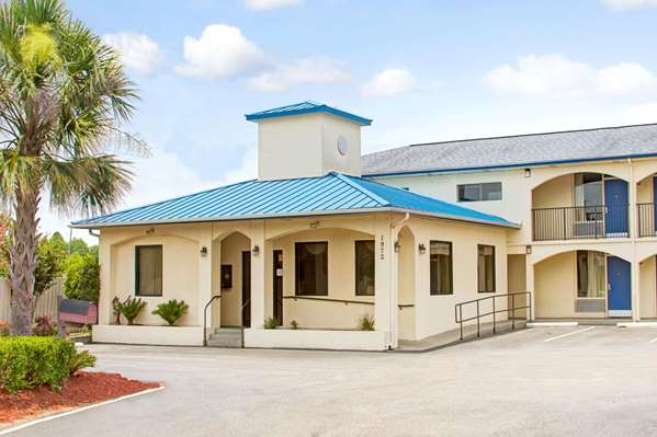 Super 8 by Wyndham Walterboro in Walterboro, South Carolina, United States