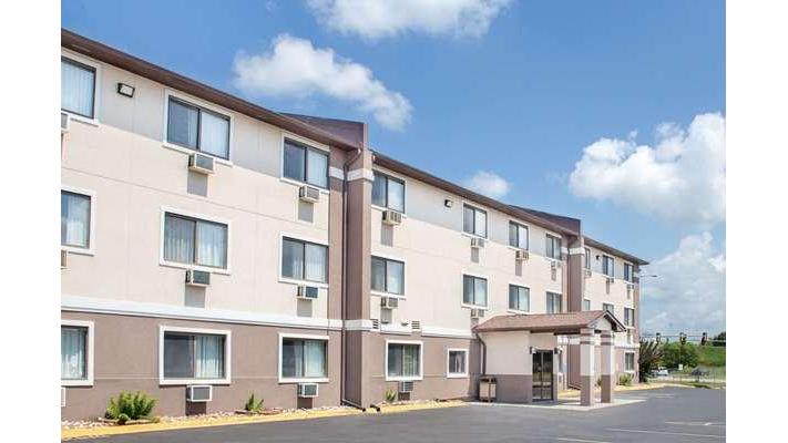 Super 8 by Wyndham Waterloo in Waterloo, Iowa, United States