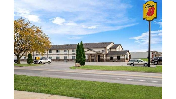 Super 8 by Wyndham Waverly in Waverly, Iowa, United States