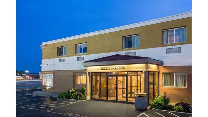 Super 8 by Wyndham Williamsville/Buffalo in Williamsville, New York, United States