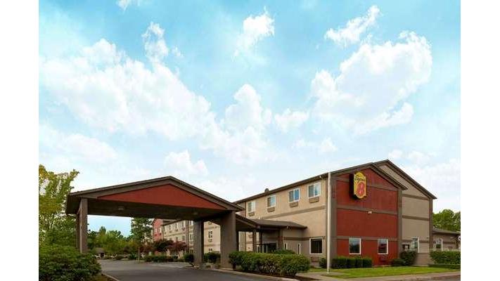 Super 8 by Wyndham Woodburn in Woodburn, Oregon, United States