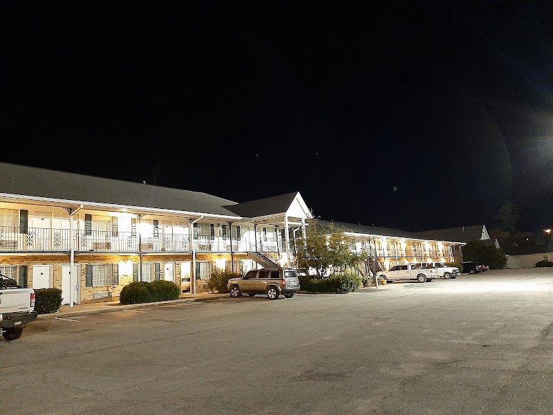 White Columns Inn in Thomson, Georgia, United States