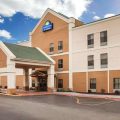 Days Inn & Suites by Wyndham Harvey / Chicago South