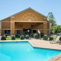 Econo Lodge Inn & Suites